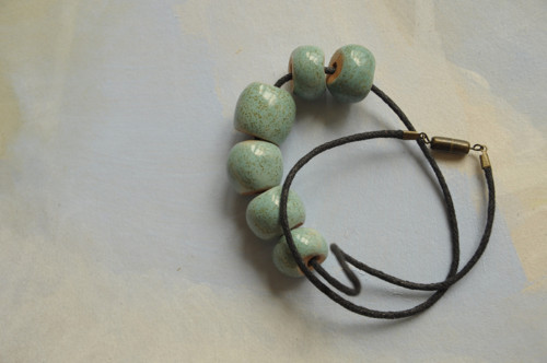 Amulet kostí klíčních/ keramické korále — foto 1