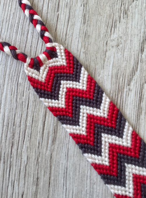 Červenošedý chevron