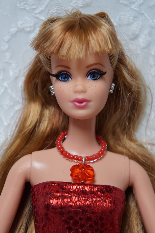 Náhrdelník pro Barbie s kytičkou — foto 1