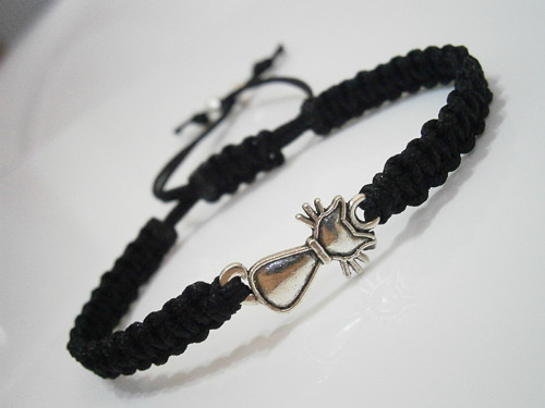 Černý náramek s kočkou (macramé) — foto 1