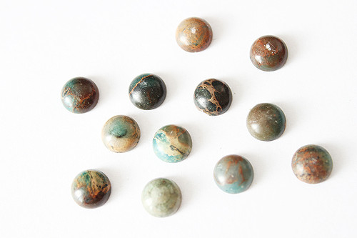 Mix - Jaspis mini kabošon - 8x8 mm — foto 1