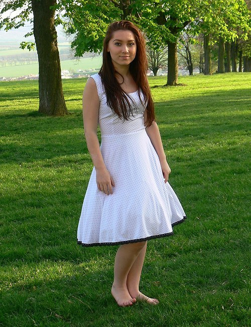 Šaty bílé s puntíkem ala 50.léta — foto 1