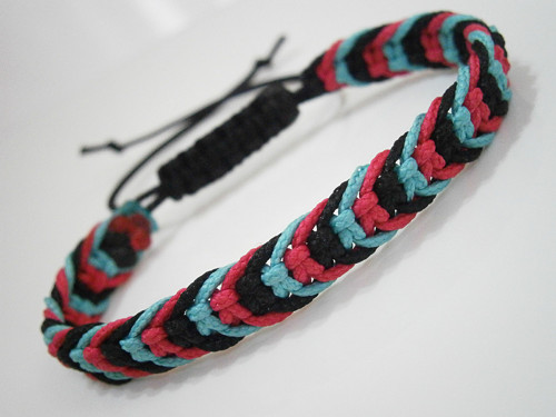 Neonový tříbarevný náramek (macramé) — foto 1