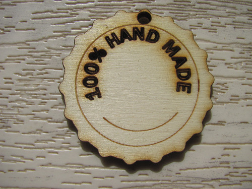 Vyřezávaná cedulka HAND MADE