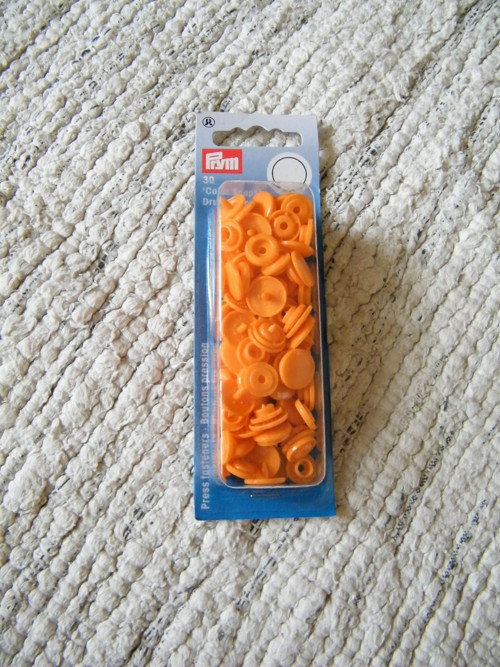 Plastové patentky oranžové 30 sad