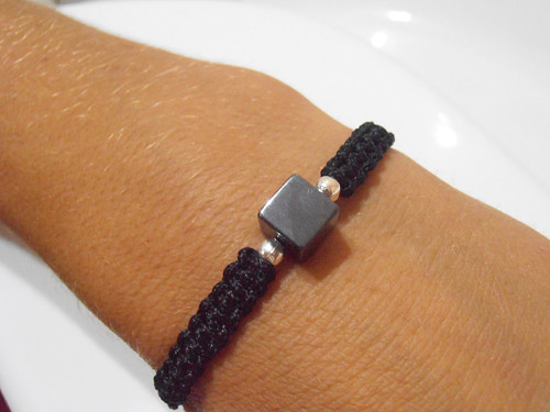 Černý náramek s Hematitem (macramé) - Unisex — foto 1