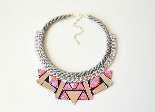 Náhrdelník Grey Rope Pink Triangles — foto 1
