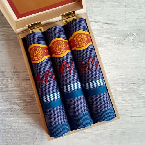 Pánské kapesníky s monogramem v krabičce — foto 1