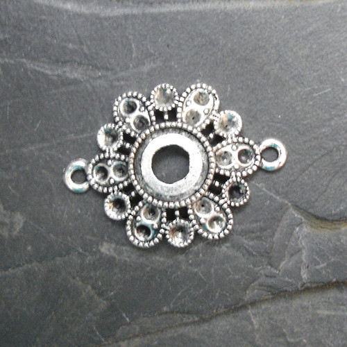 .Konektor květ 31,5x23mm - starostříbrný