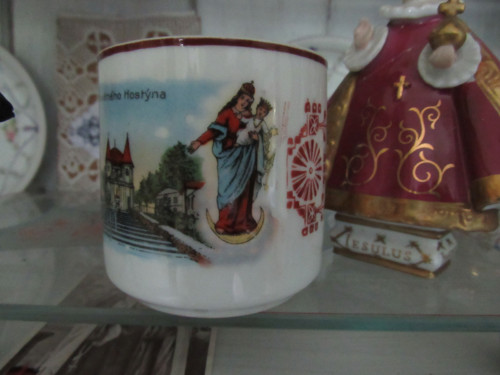 Secesní porcelánový hrneček