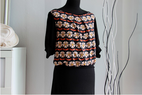 Veselé retro šatičky s květy — foto 1