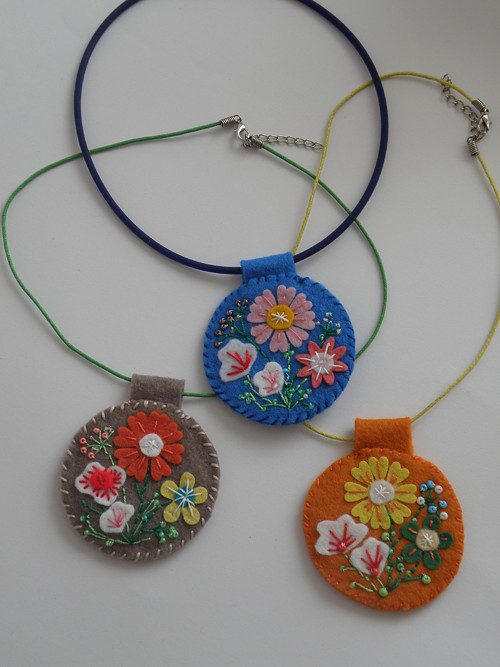 Filcový náhrdelník kytičky