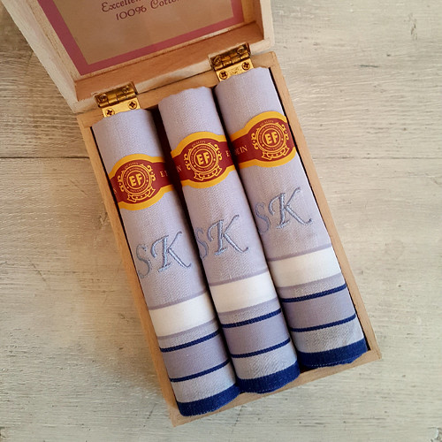 Pánské kapesníky s monogramem v krabičce — foto 1