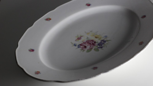 Porcelánový tác poset růžemi — foto 1