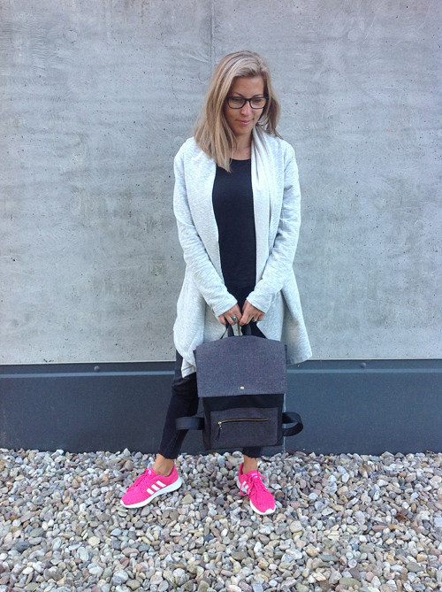 Black backpack — foto 1