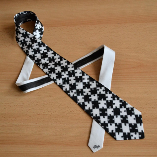 Hedvábná kravata - černobílé puzzle SLEVA