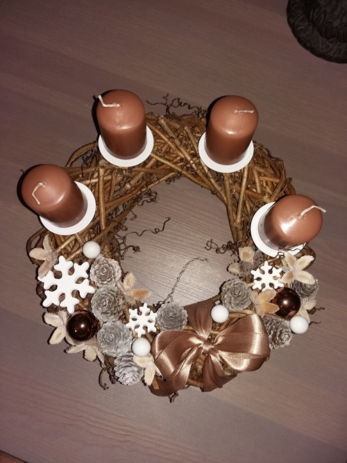 ADVENTNÍ VĚNEC SKOŘICOVĚ/BÍLÝ průměr 26 cm — foto 1