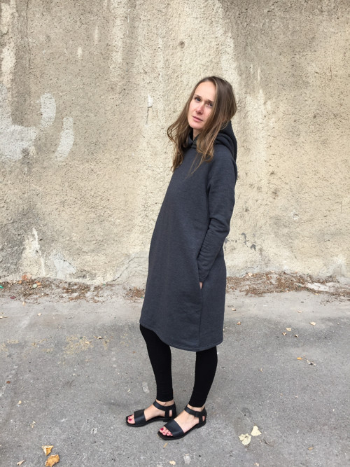 Šedá mikina- šaty s kapucí — foto 1