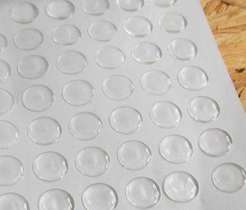 PLASTOVÉ SAMOLEPÍCÍ ČOČKY 10 mm - 20 ks