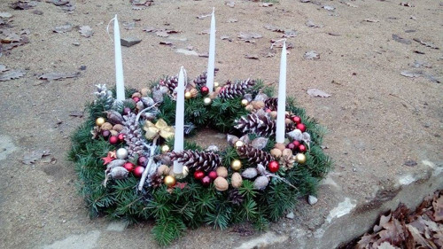 LEDOVÝ velký věnec zimní 70 cm se svíčkami a bodci