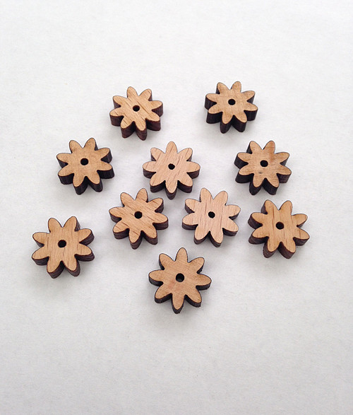 Dřevěné korálky KYTIČKY 15mm (10ks)