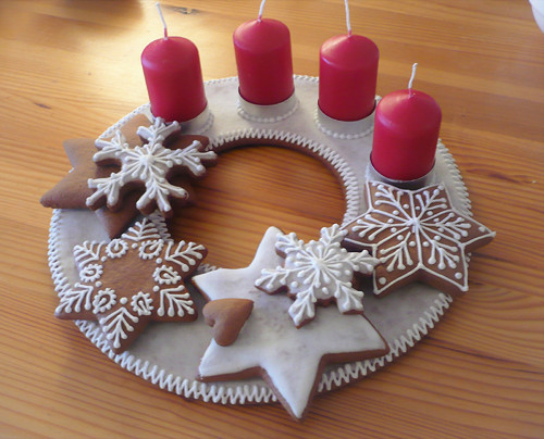 Adventní svícen s červenými svícemi