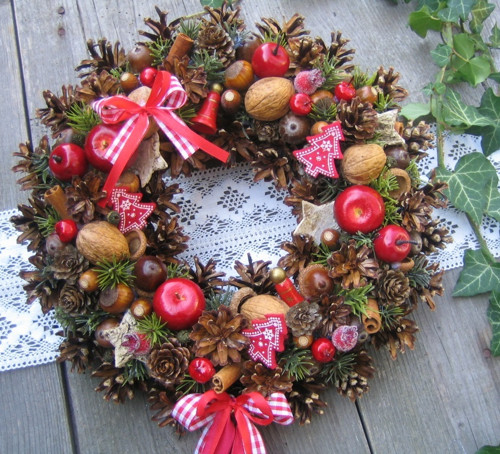 Adventní věneček v klasických barvách — foto 1