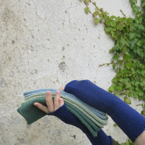 Tmavomodré ...návleky — foto 1