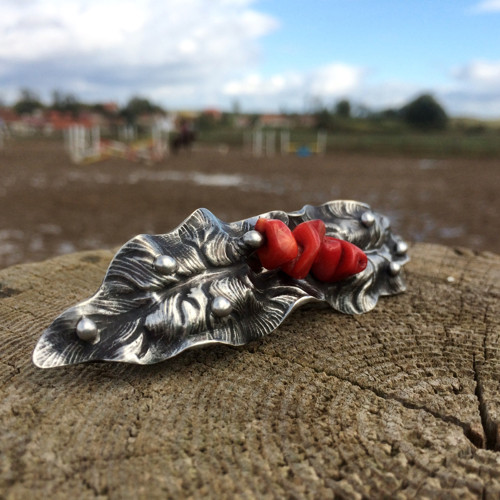 Lesní jahody (korál - vlasová spona) — foto 1