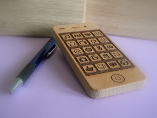 Mobilní telefon ze dřeva