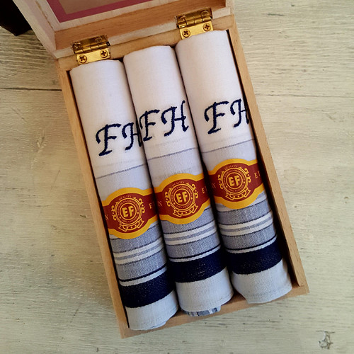 Pánské kapesníky s monogramem v krabičce — foto 1