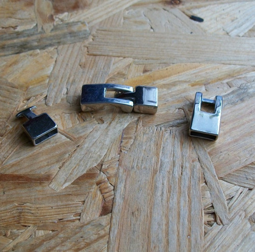 STŘÍBRNÉ ZAPÍNÁNÍ NA PLOCHOU KŮŽI 10X3 MM