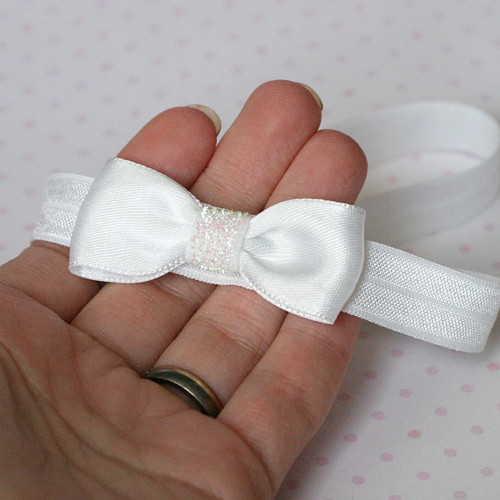 Čelenka pro newborn - bílá mašlička — foto 1