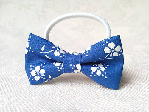 Romantic hair bow (blue/white flowers)