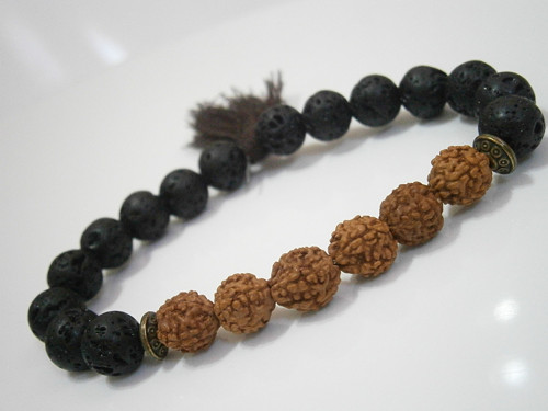 "Rudraksha/Láva" - náramek se střapcem — foto 1