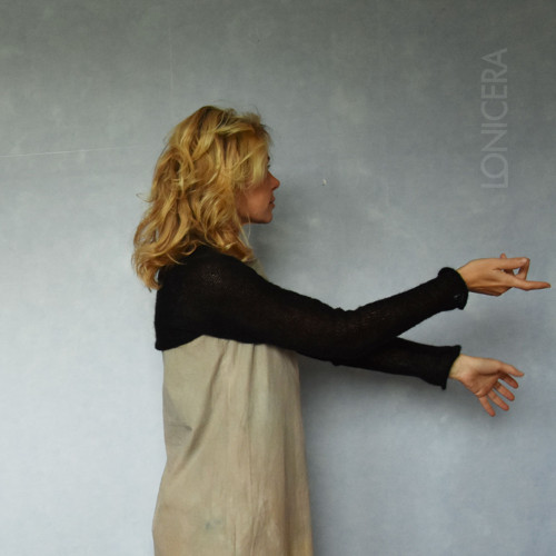 V pavučinkách: shrug v černé — foto 1