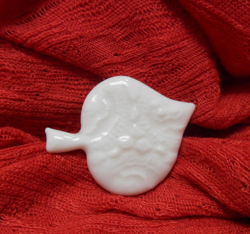 Porcelánová brož. Lístek *. — foto 1