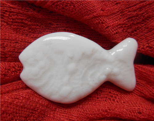 Porcelánová brož. Rybka. — foto 1