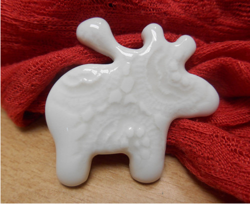 Porcelánová brož. Sobík. — foto 1