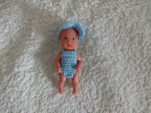 Čepička a bodýčko pro malou panenku — foto 1
