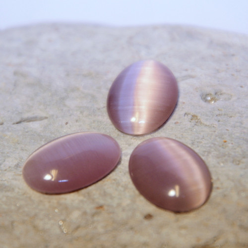 422. Luxusní kabošon Kočičí oko 18x13 mm / Lila