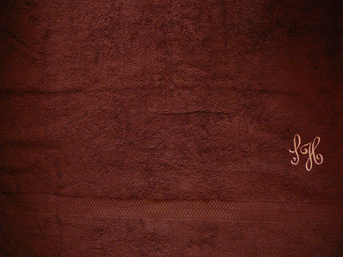 Osuška s vyšitým monogramem na přání — foto 1