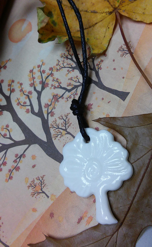 Porcelánový přívěsek Strom v květu.