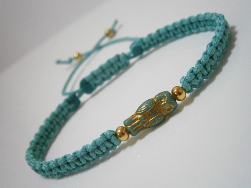 Tyrkysový náramek se sovičkou (macramé) - Unisex — foto 1