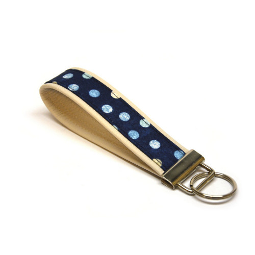 Pásková klíčenka - modrý puntík — foto 1