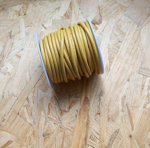 KOŽENÁ ŠŇŮRKA OKROVÁ - METRÁŽ - 3 mm