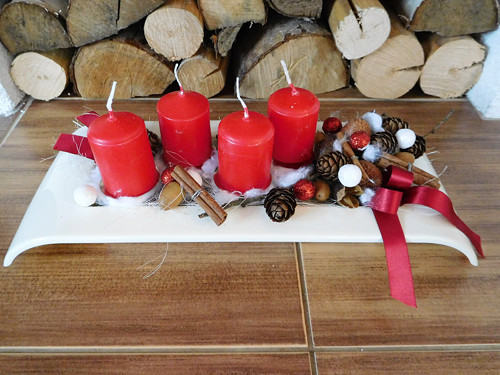 Adventní svícen - přírodní s červenými svíčkami