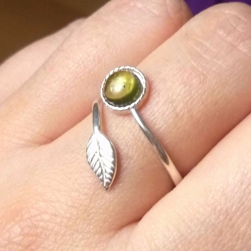 Jemný strieborný prsteň s olivínom-peridotom Ag925