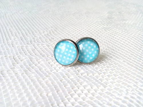 Pin Up earrings (baby blue/white dots)