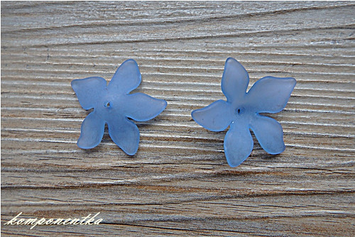 Akrylové kvítky v barvě modrá 22x7mm 2kusy